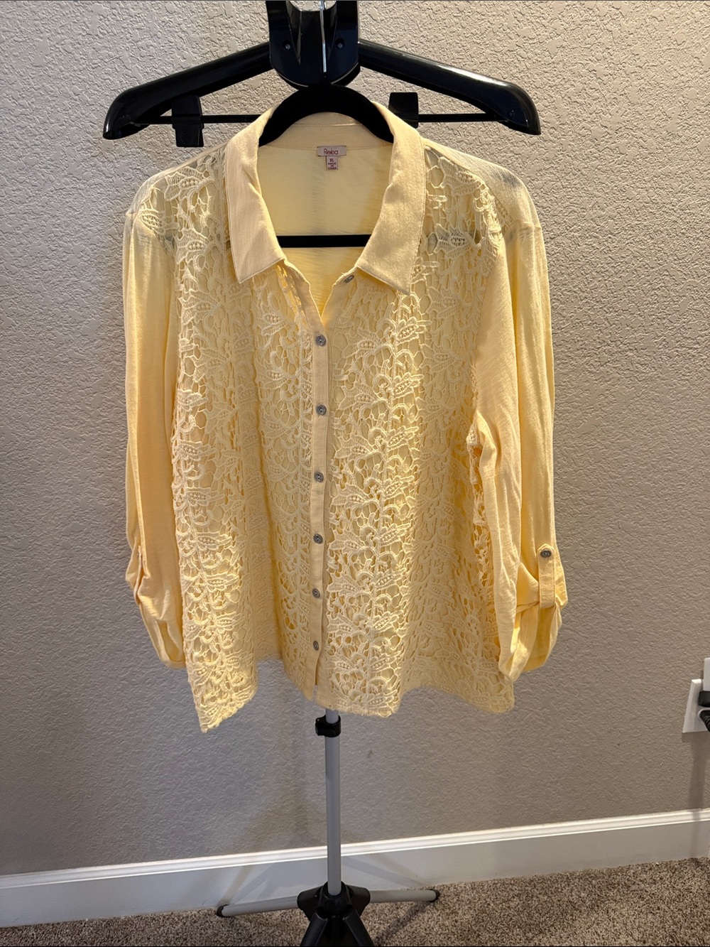 Reba Pale Yellow Lace Front Button-Down Shirt. Size XL